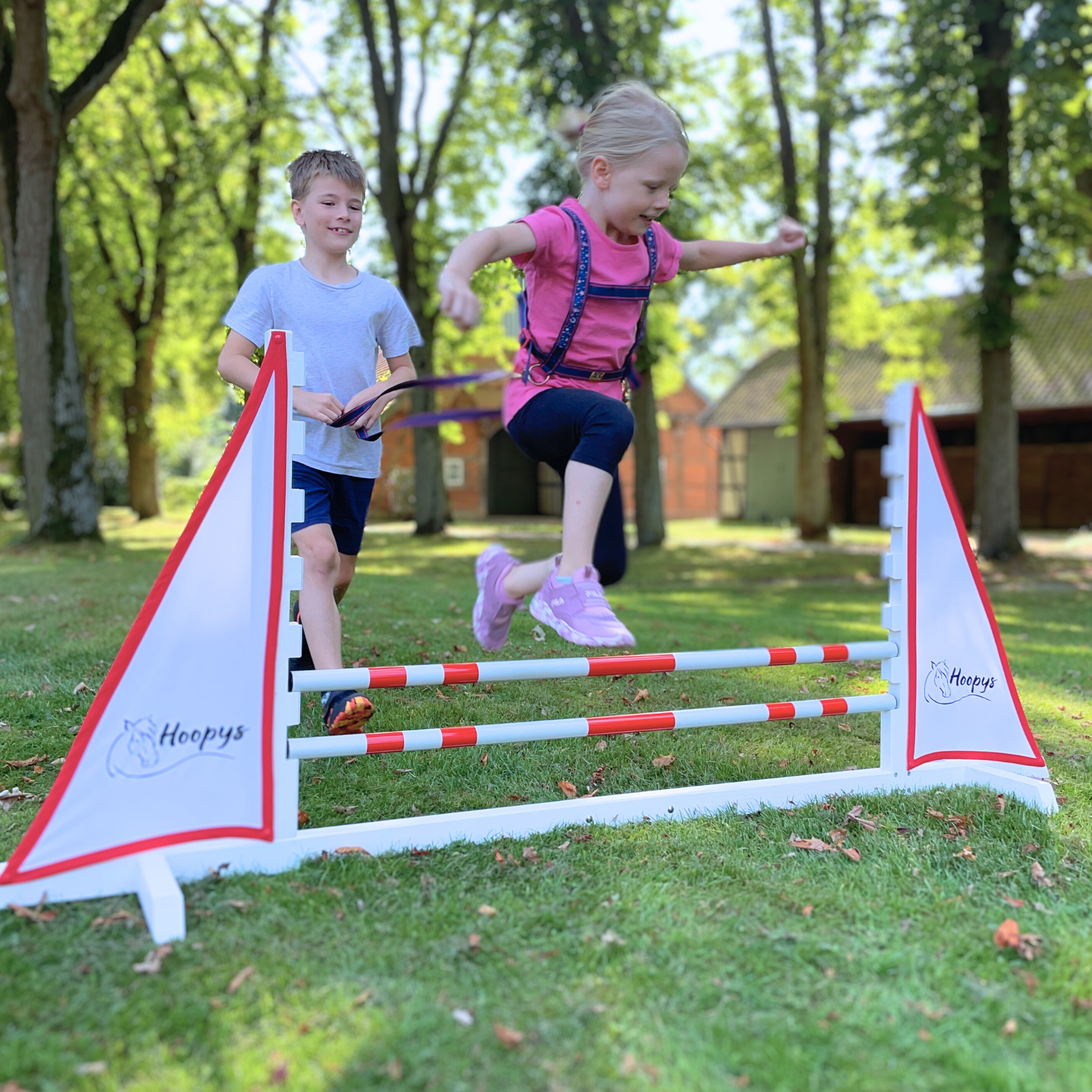 Hobby Horsing oder einfach nur Springen. Die ideale Beschäftigung für Kinder jeden Alters!